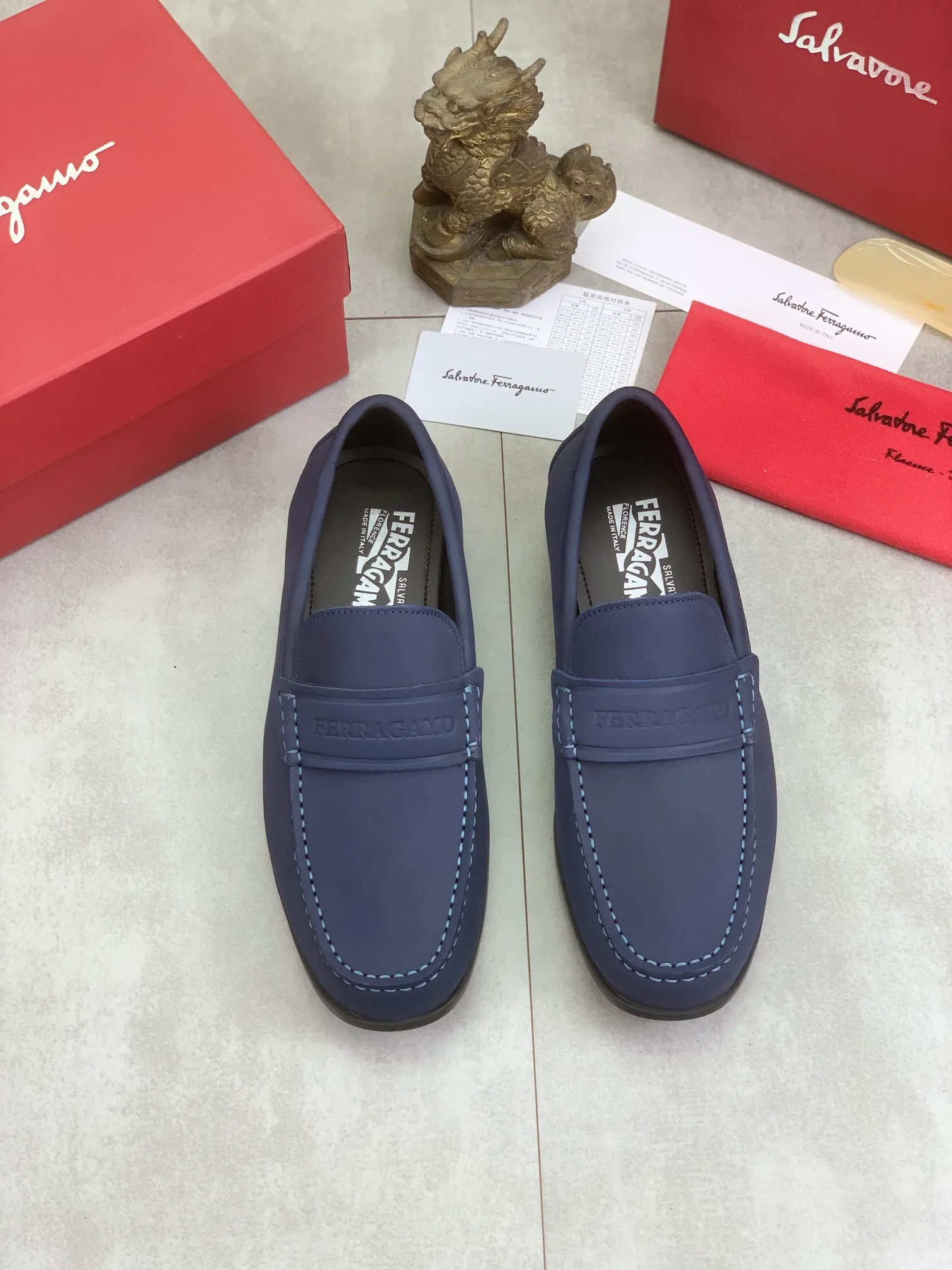 Men's Men's Shoes 💰P460💰[New Style] Water-dyed Niuli 🆘[Salvatore Ferragamo] Ferragamo's latest casual business leather shoes for men! Available at counters simultaneously! The fabric is made of specially imported original calfskin, and the interior is made of imported water-dyed cowhide. It is absolutely luxurious and leads the fashion trend. Matching code: 38-45; 3⃣️ colors available